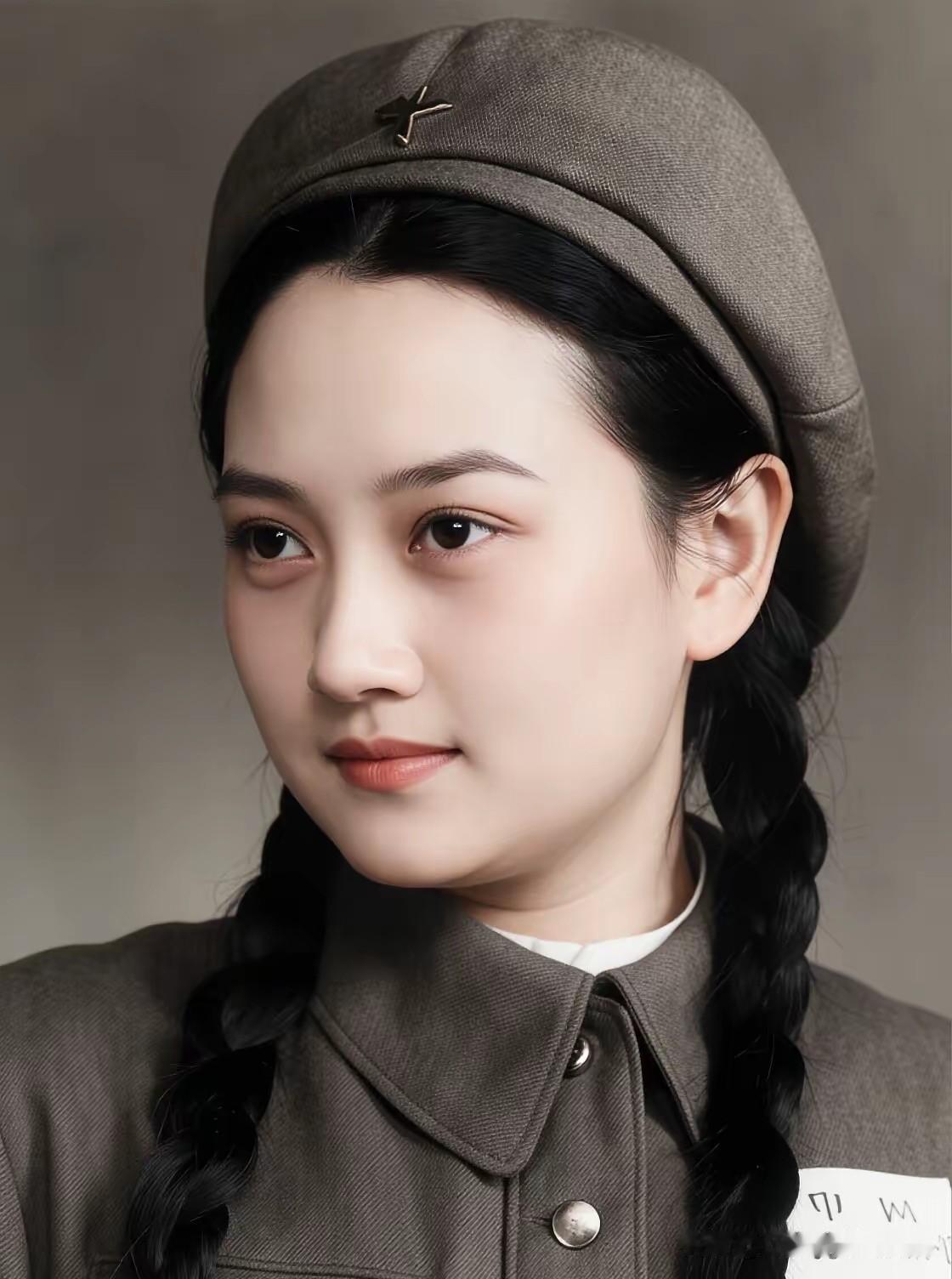 老话讲“男看王心刚，女看王晓棠”，这话流传几十年不褪色。

她不只有亮眼的容貌，