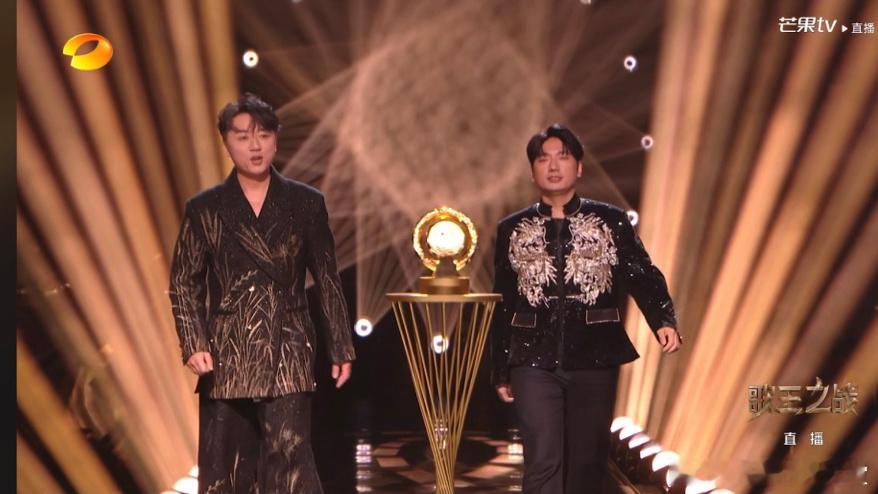 xs弹幕飘过一句：“怎么有两个海来阿木？”#歌手总决赛# ​​​