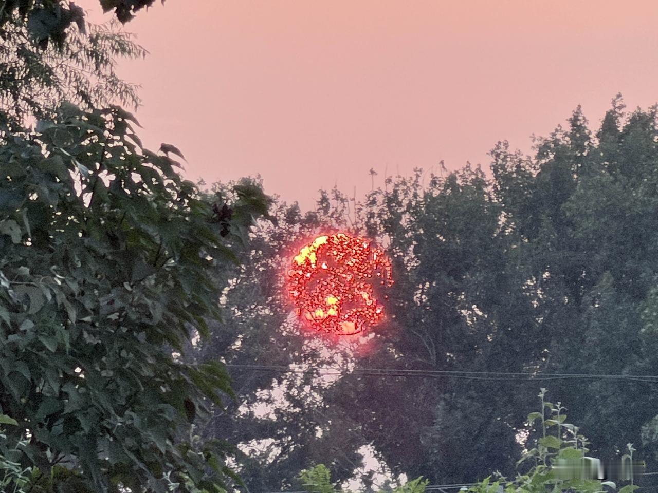 盛夏三伏做好这几点，安稳调养度过暑热时节

眼下正是三伏天，阳气升腾、湿气弥漫，