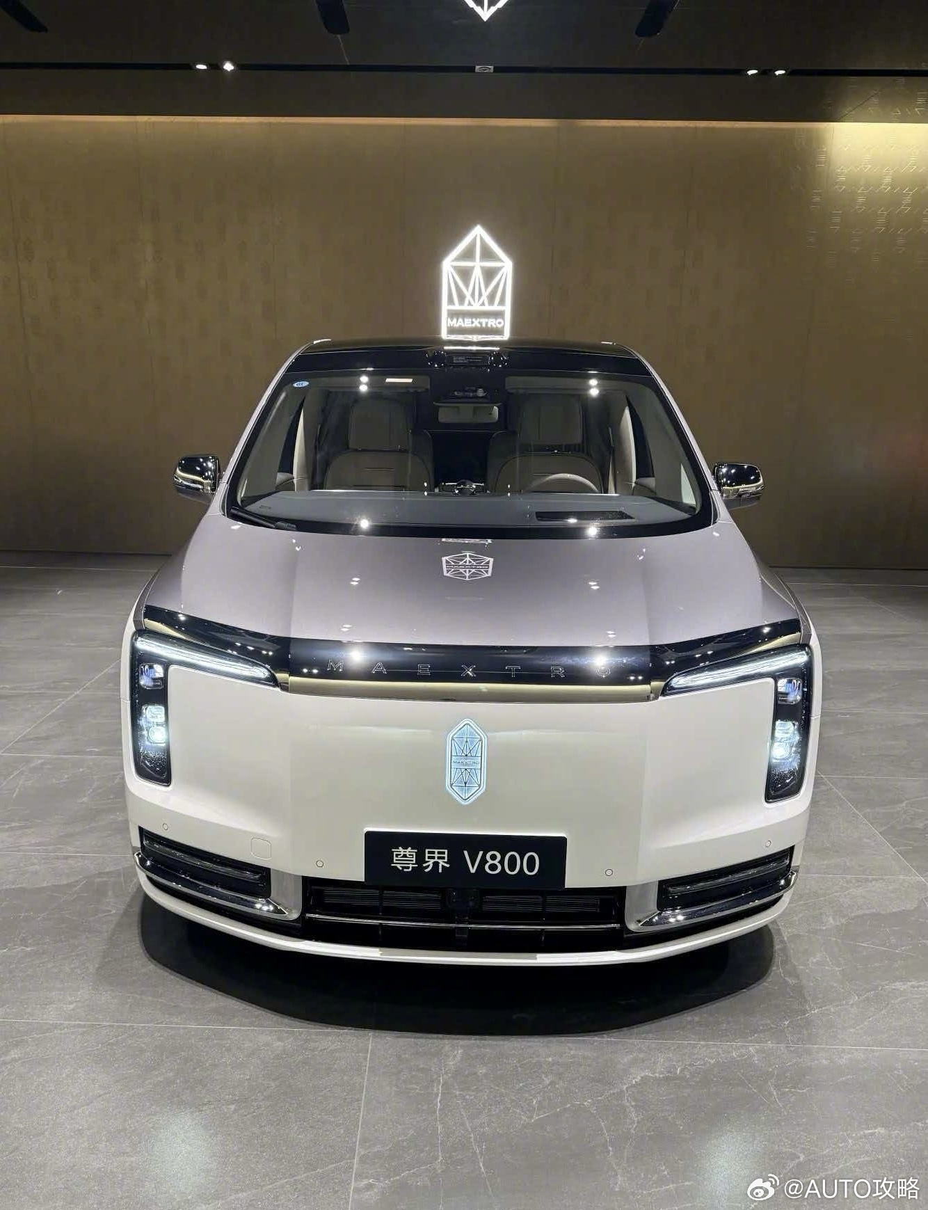演员贾乃亮已第一时间下定尊界V800，他表示，一直期待能拥有一台豪华质感、舒适体