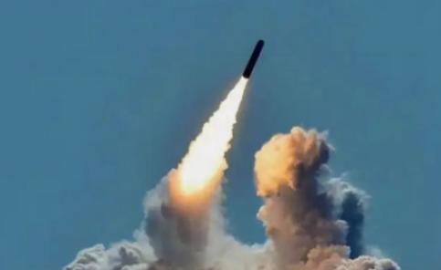 美国不敢打朝鲜，可不是因为心善，朝鲜和伊朗不同，朝鲜是真有核武器，还研发出能打到