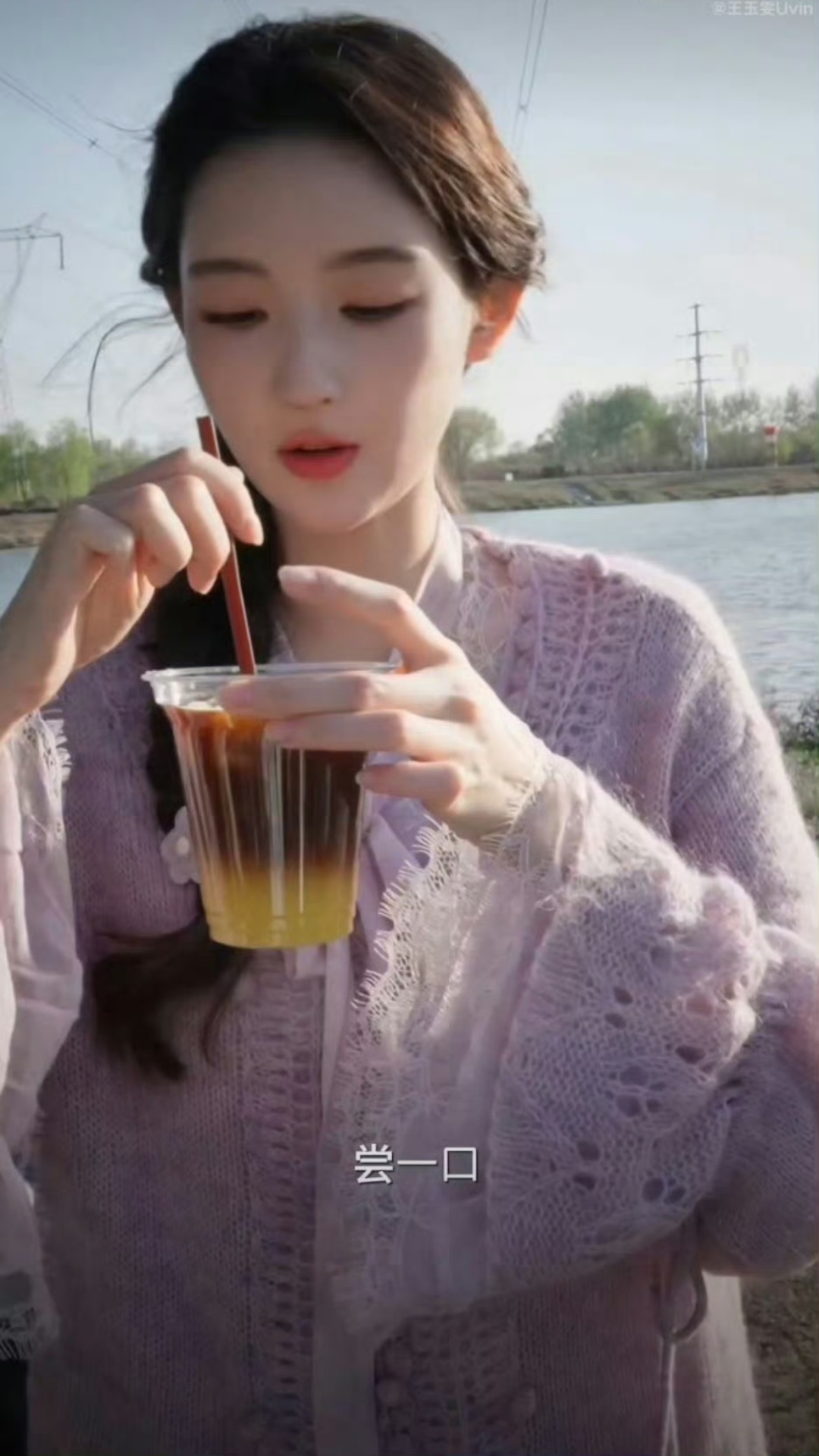 王玉雯咖啡主理人王玉雯做的咖啡王玉雯化身咖啡主理人上线☕️，沉浸式制作咖啡的样子