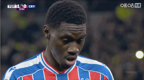 比赛第39分钟，在范德文得到红牌并送点后，水晶宫的萨尔将点球罚入球门左下角，热刺