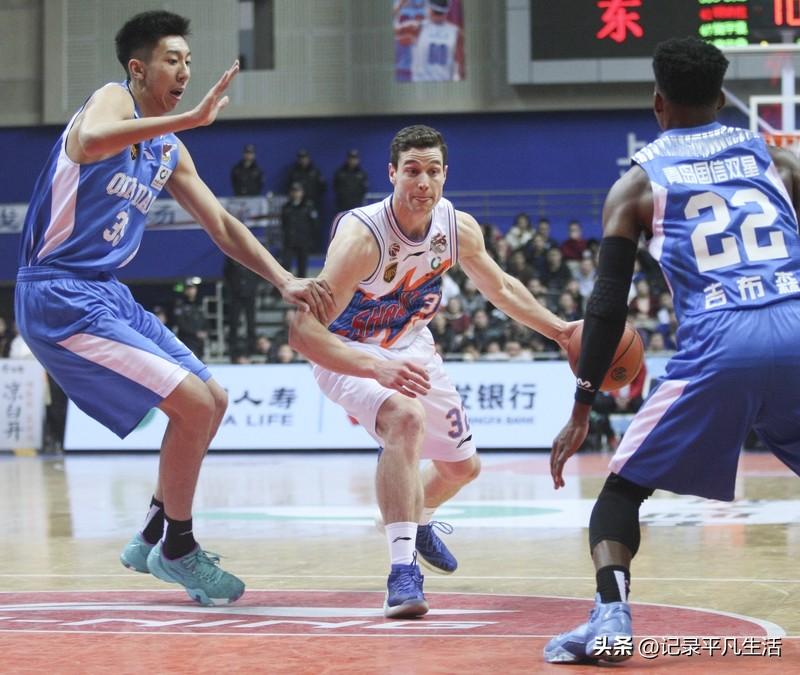 各种飞天扣篮、压哨三分、关键防守，看得人热血沸腾。
球员们在场上拼得特别凶，技术