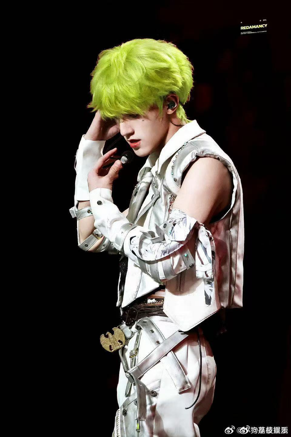 张泽禹场周第一个售罄周边秒切已经习惯了，张泽禹场周第一个售罄，绿发造型氛围感拉满