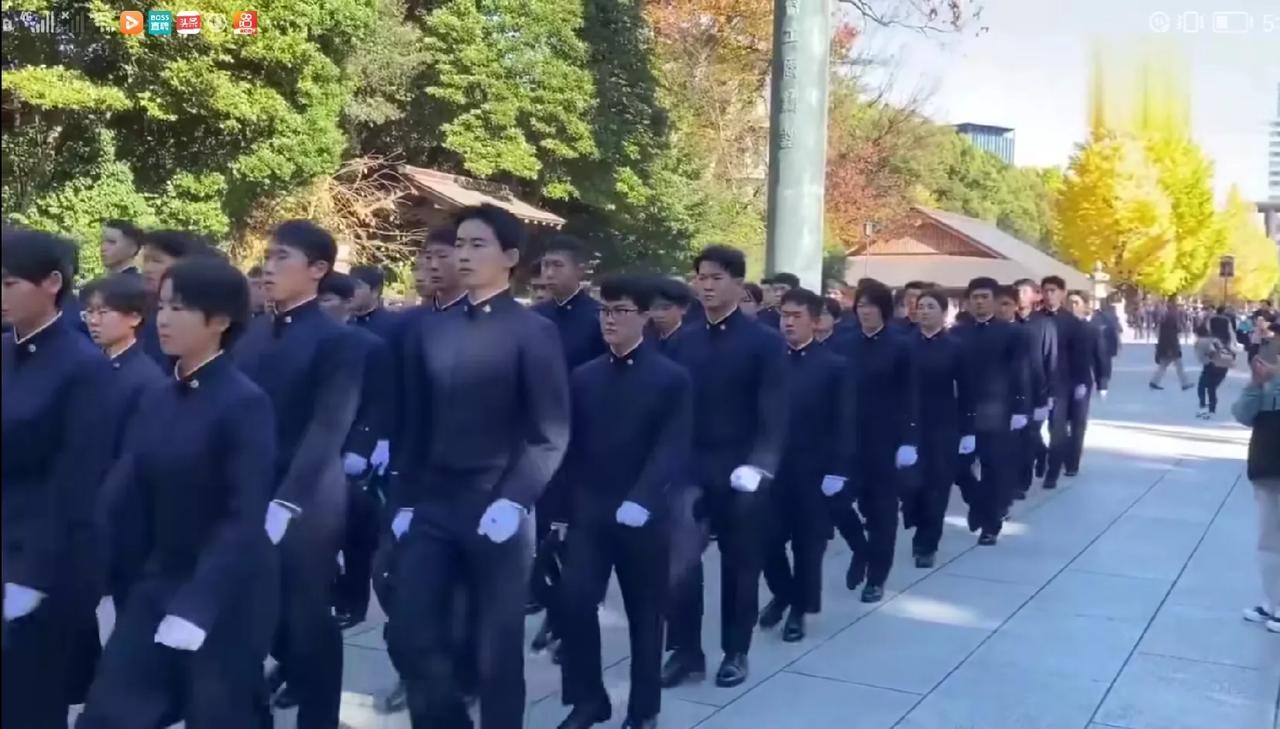 为什么大批日本军事人员参拜靖国神社活动？这是不是一个非常危险的信号…？！高市早苗