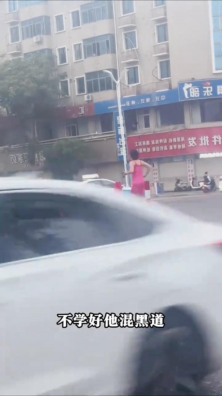 公路大舞台。
说唐小藏十六不念书，回到屯子养起了猪。黑猪、白猪、老母猪，来场瘟疫