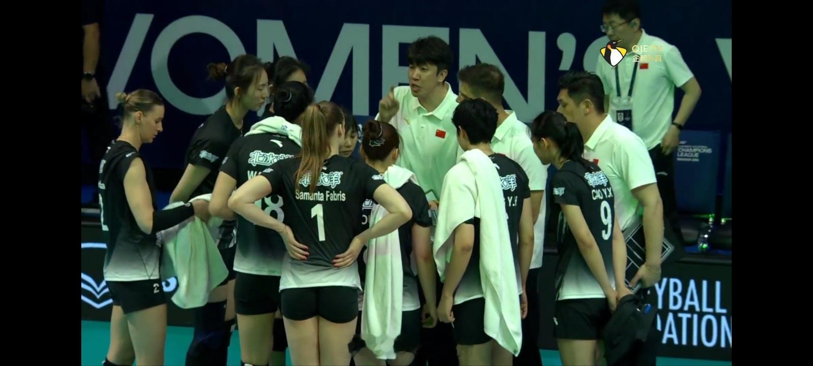 亚冠北京女排2比2哈萨克斯坦泽塔苏，第四局北京队17比25失利，这一局失误太多了