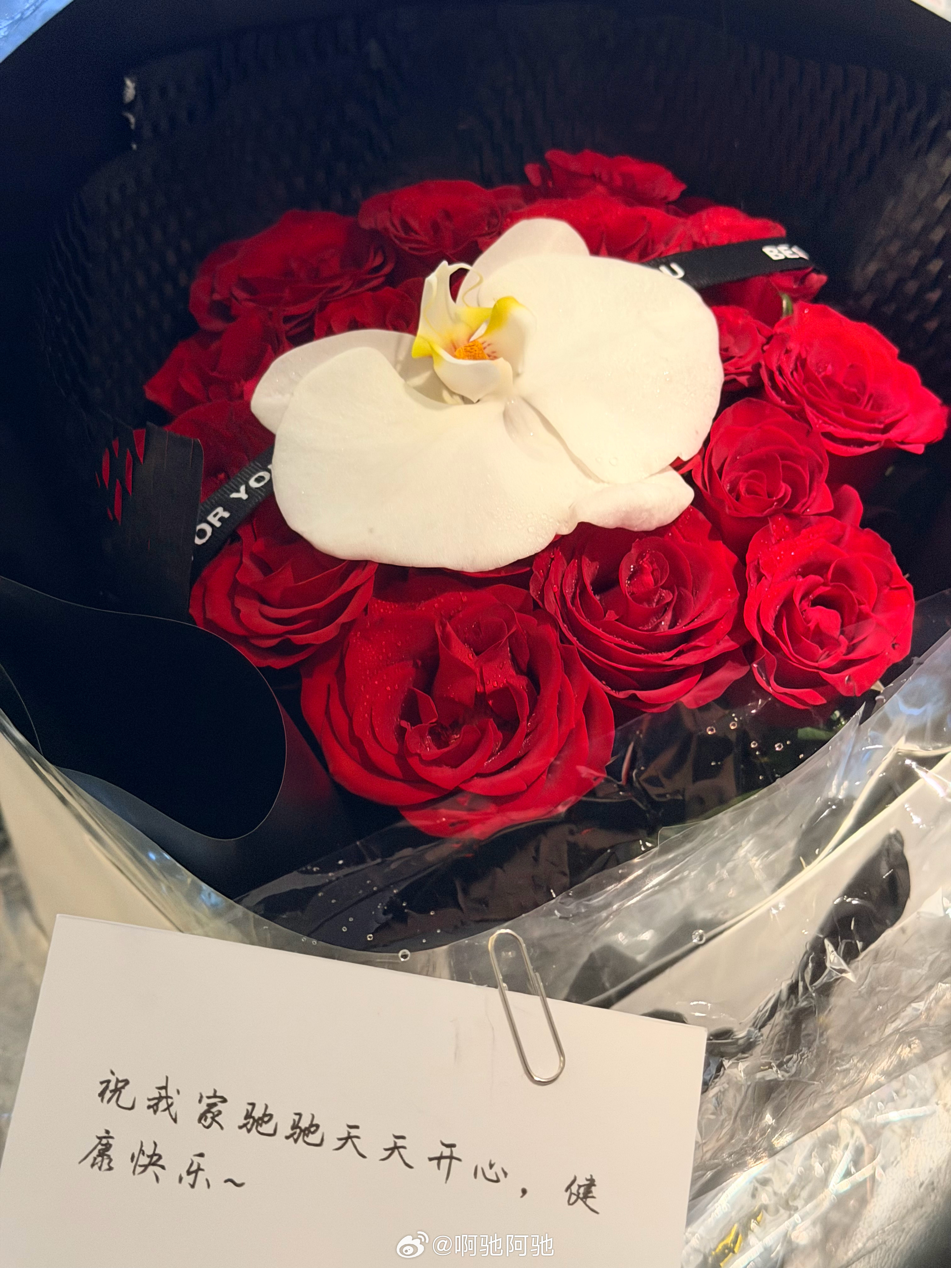 下雨天一脸懵的接到电话说花送到了这么多年了，家属依然很有仪式感而我的浪漫细胞大概