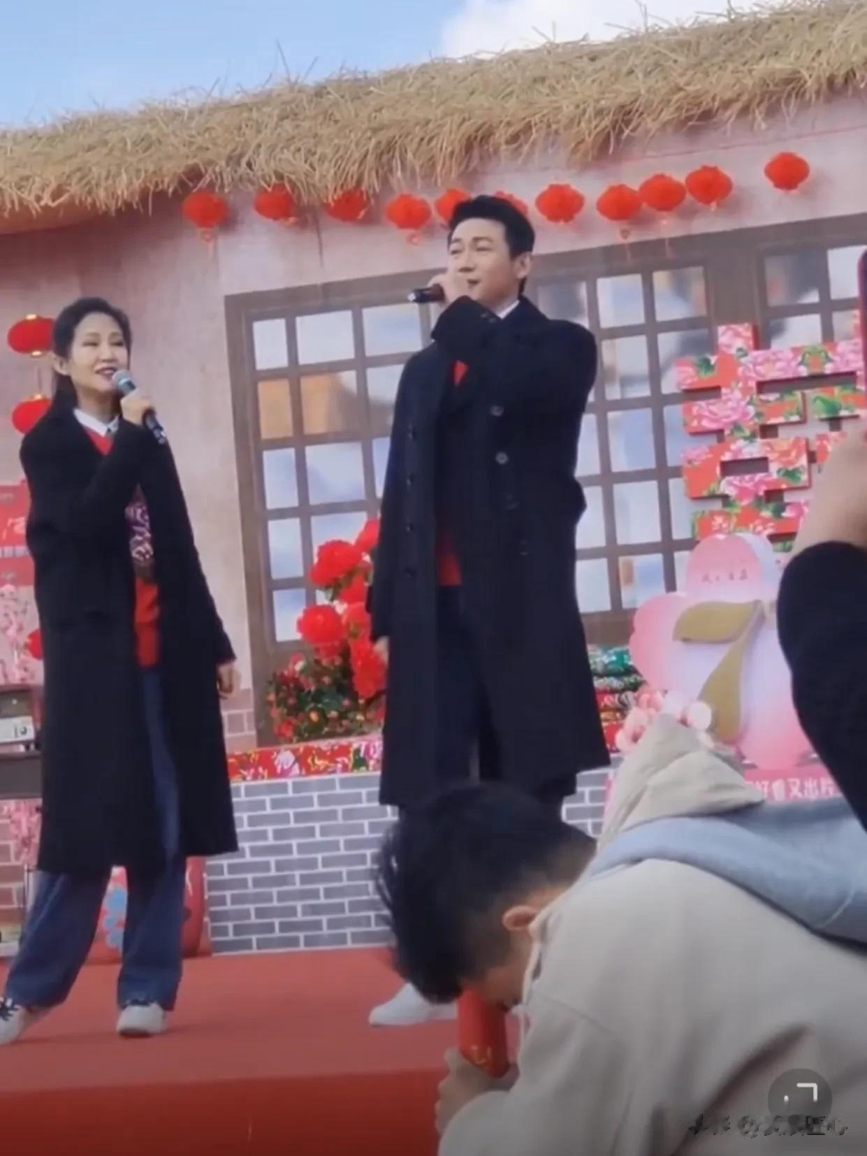 知名演员陆毅卖唱被骂，评论区已经沦陷了！

4月28日，陆毅穿着一身黑大衣，带着