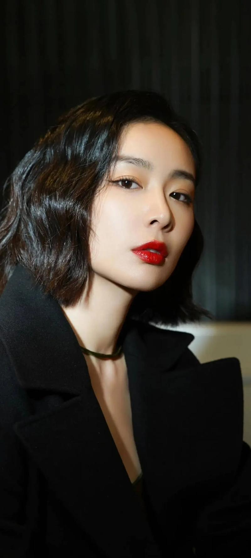 百花奖 高叶，丁卯 辛亥 己丑。己土女生于亥月，正财当令，月上辛金食神从丑土中透