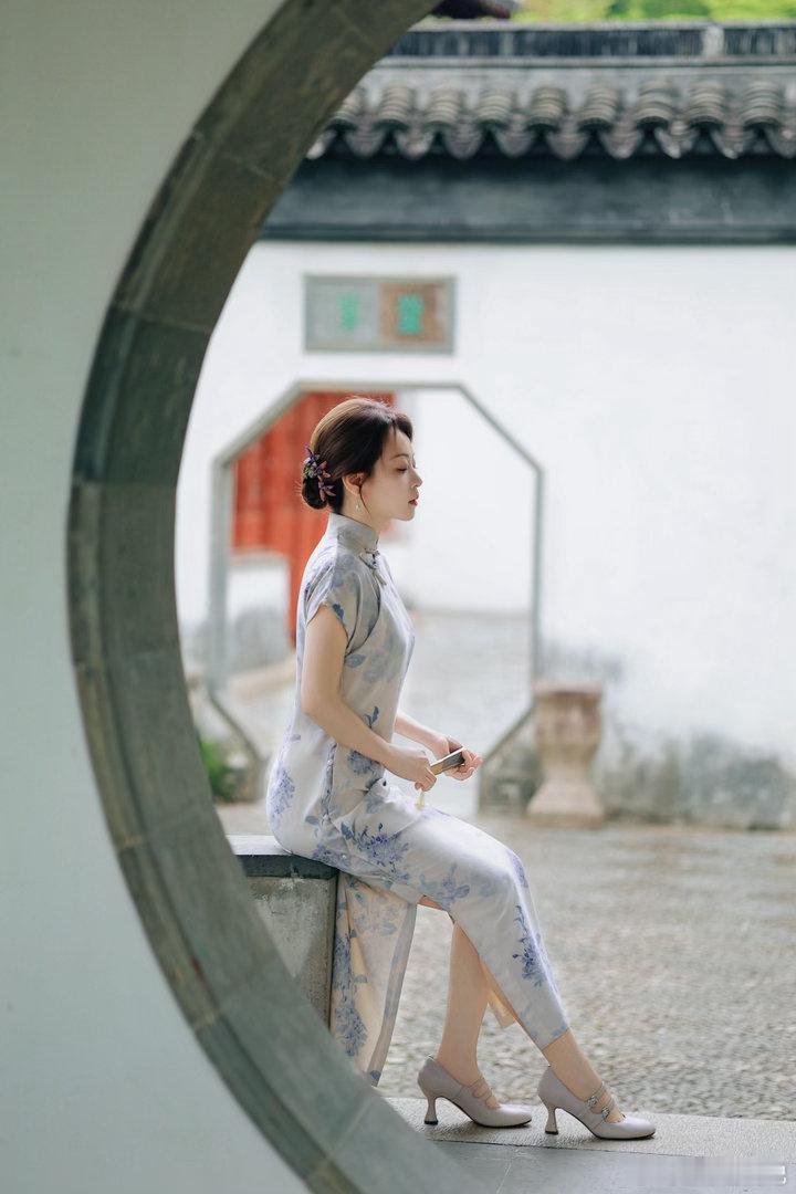 妈妈在母亲节穿旗袍走一遍断桥，妈妈年轻的时候哪有机会这样慢悠悠打扮了逛风景，就安