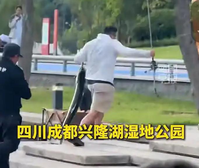 这下事情闹大了！四川成都，一男子在湿地公园违规偷偷垂钓，苦等一小时钓上一条十几斤