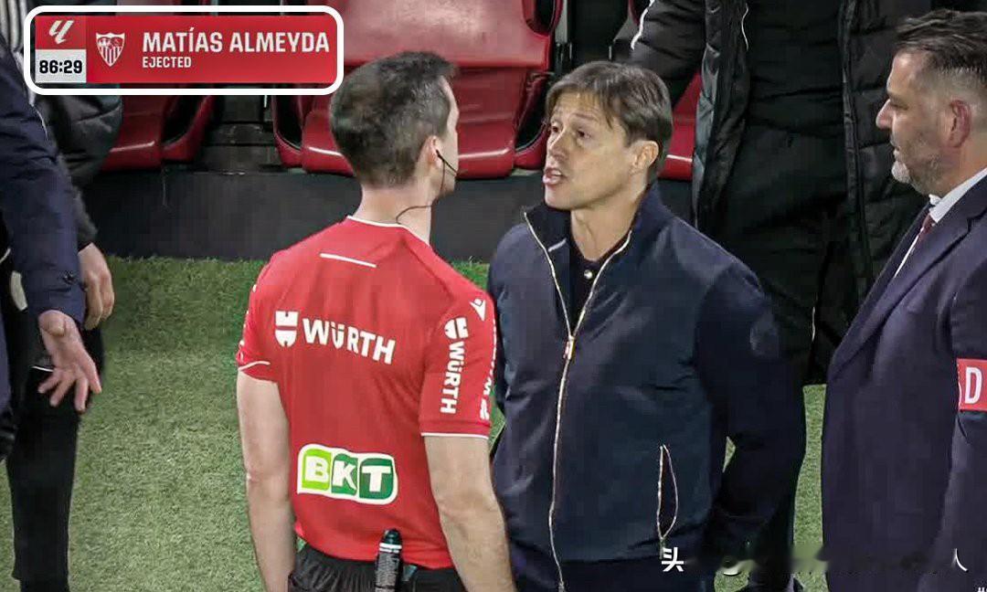 😱 7场！西甲主帅冲场对峙裁判遭重罚：抗议+蔑视+踢水瓶数罪并罚

西班牙足协