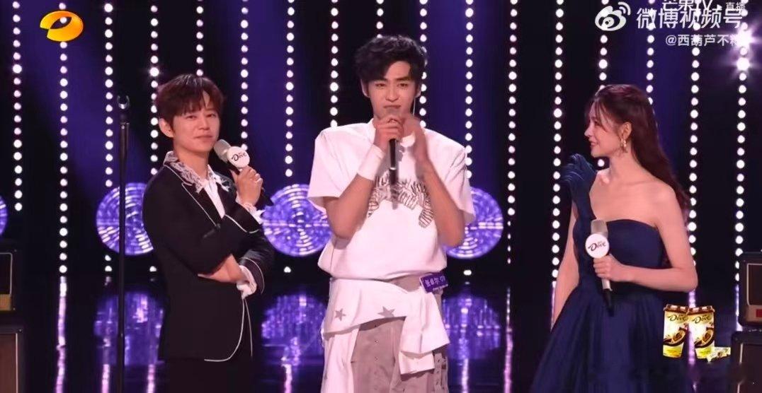 那英说张卓尔华晨宇上身声鸣远扬 那英点评一如既往有梗！唱到兴奋直接上蹿下跳，看了