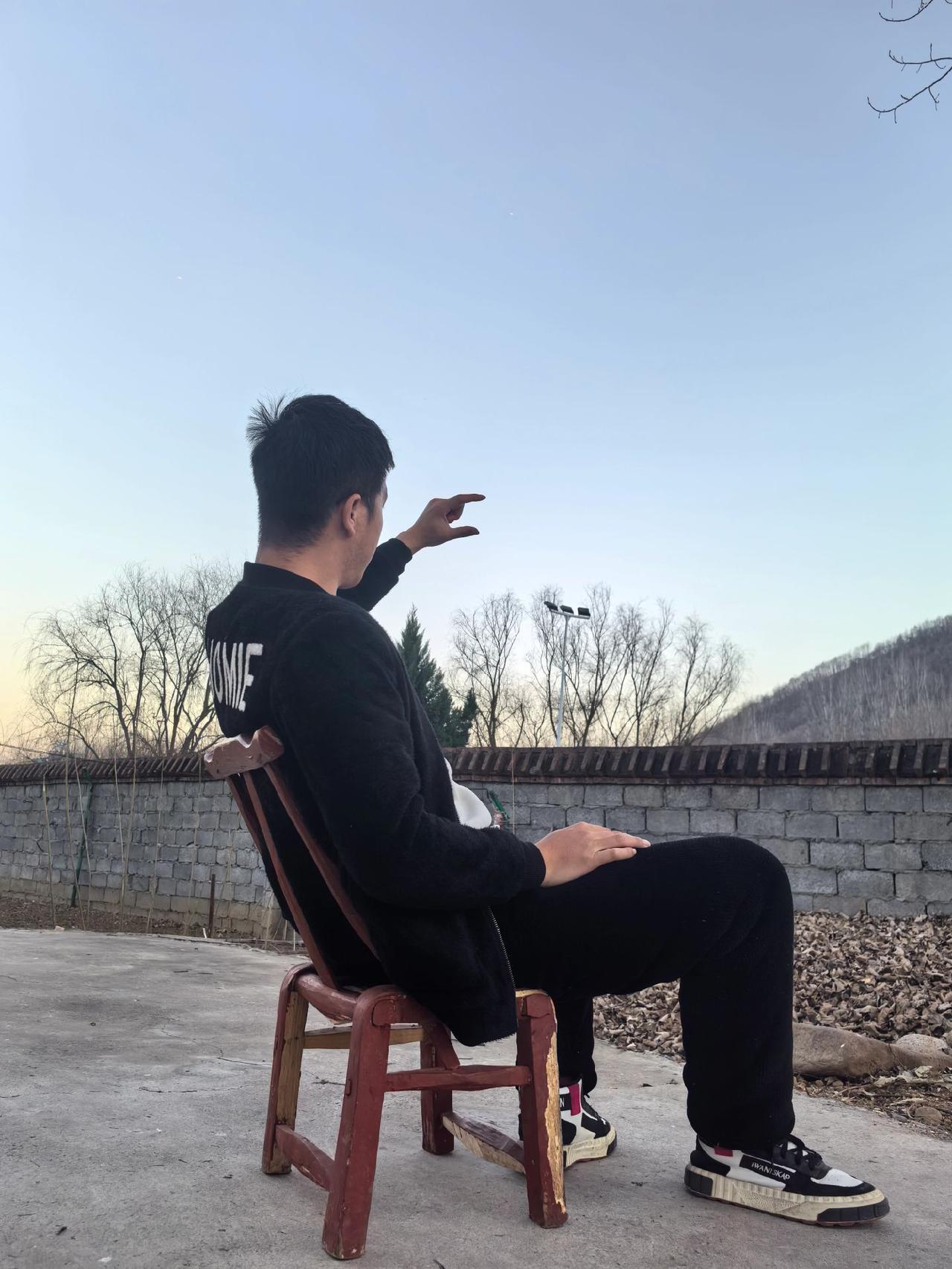 我在一颗老树下静坐
斑驳的树枝
被天边的余光衬儿的交错
有风偷偷钻进袖口
活泼却