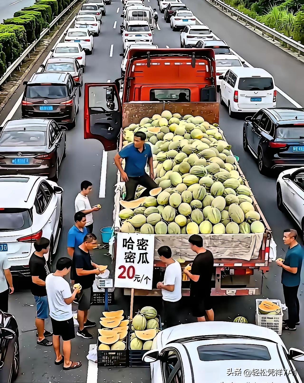 长假高速秒变瓜田现场！大哥拉着一车哈密瓜赶路，谁料堵车堵得瓜还没“出市”，就被车