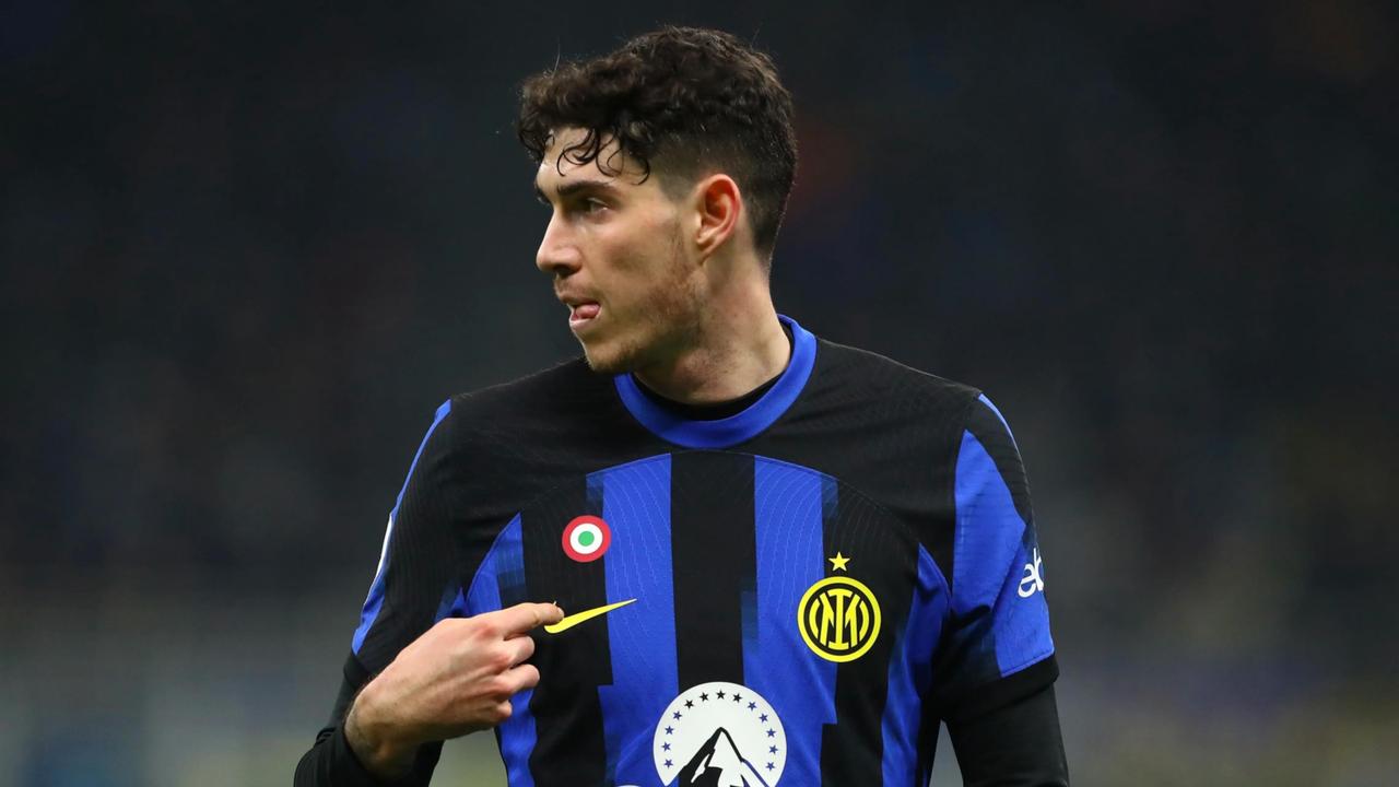 罗马诺表示：巴萨与巴斯托尼的团队有联系，关于合同和薪水的谈判已经开始。
国米目前