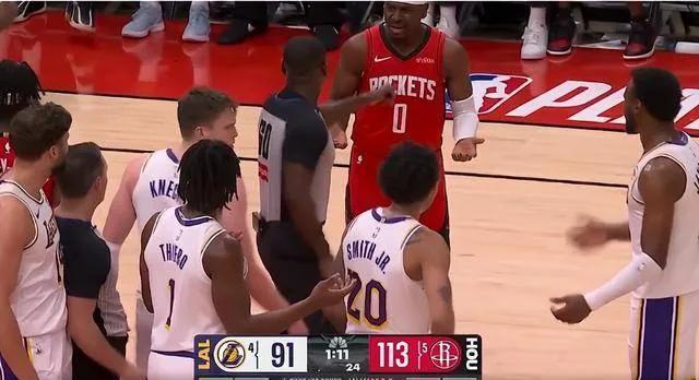 湖人对火箭G5判罚引热议
 
本场对决，火箭队全程压制湖人。三节比分差距不断拉大