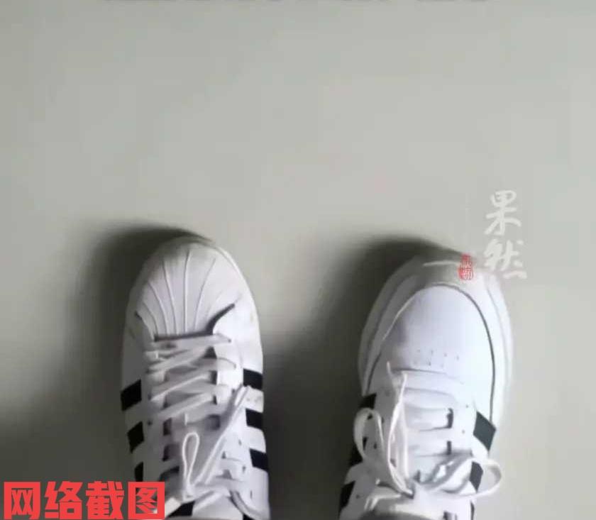 山东德州有男子乘坐卧铺火车出行。

只是让男子没有想到的事，自己在火车车厢内晕乎