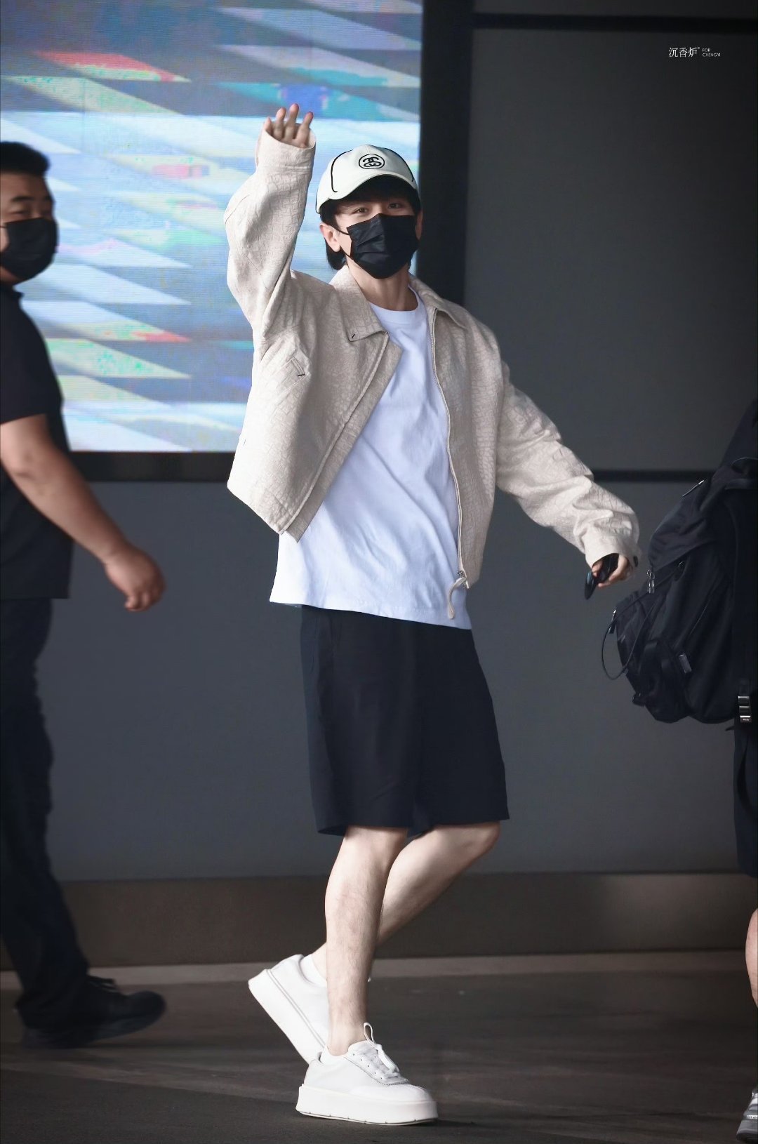 成毅老师机场秀老师，你知道你有多可爱吗？玲娜贝淇本淇～ ​​​