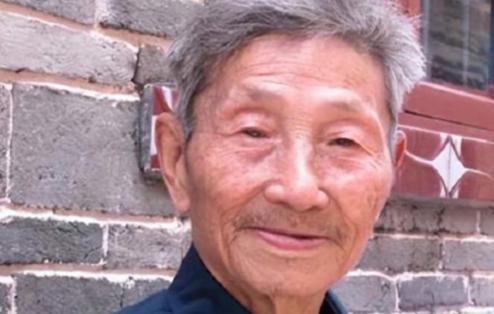 1979年 ，一位老人为了证明自己是老红军，不顾危险在北京拦下一辆军官的车，眼看