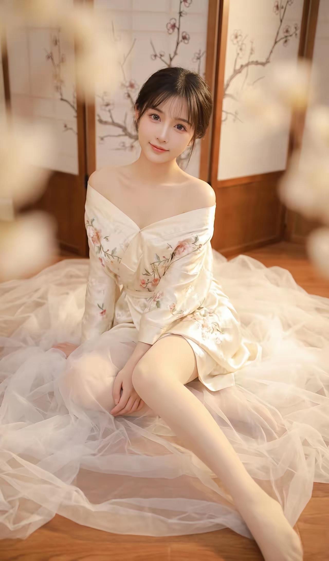 温柔花裙少女，梦幻般的氛围，宛如画中仙子。