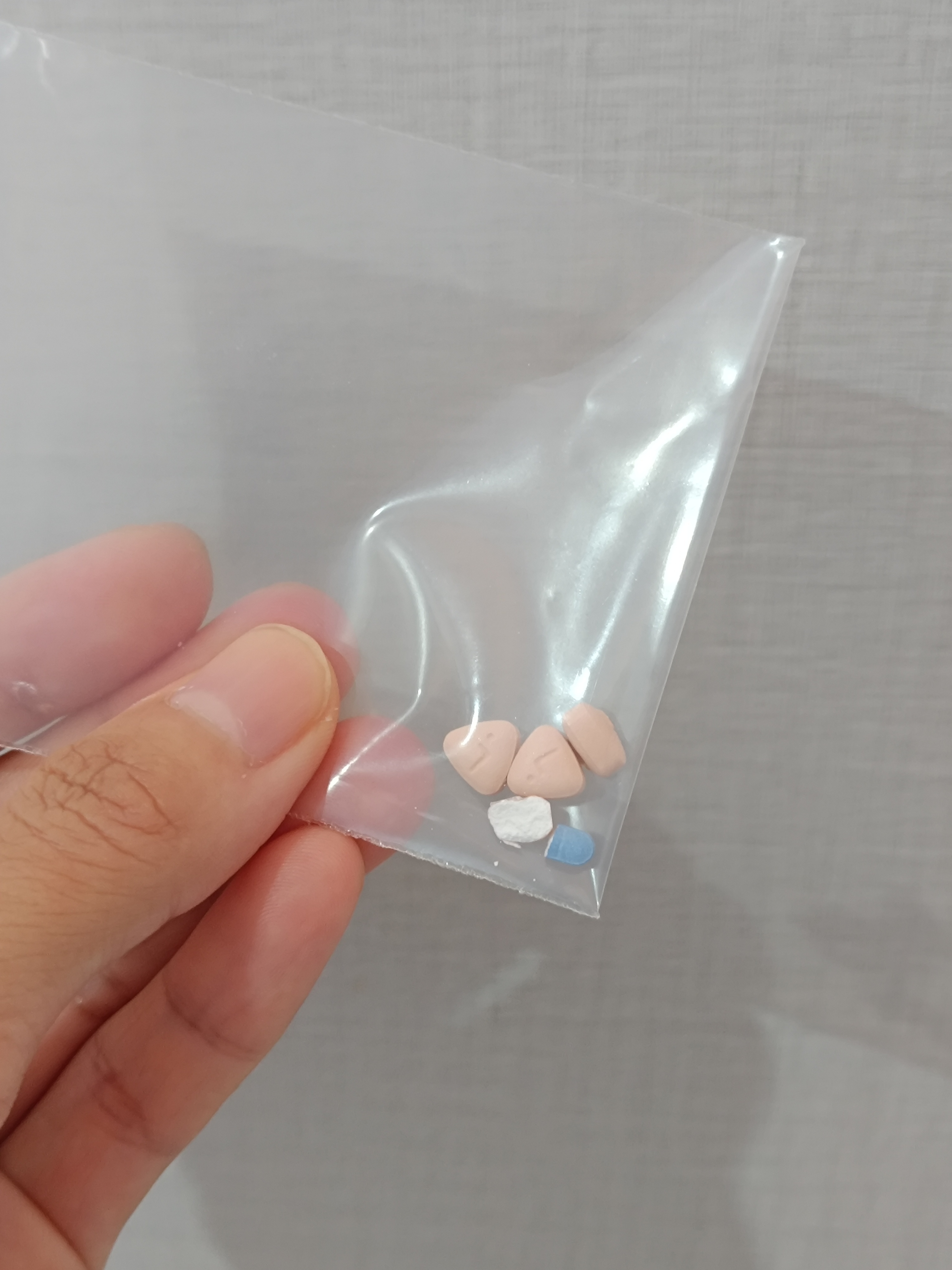 昨天收到的礼物，一袋维生素水果，还配了工具！还收到各种安眠药试用装[笑cry] 