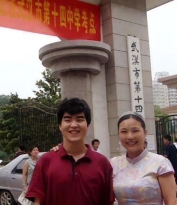 1988年，武汉女教师在医院生下一个小男孩。谁知，丈夫突然在她耳边说：“老婆，把