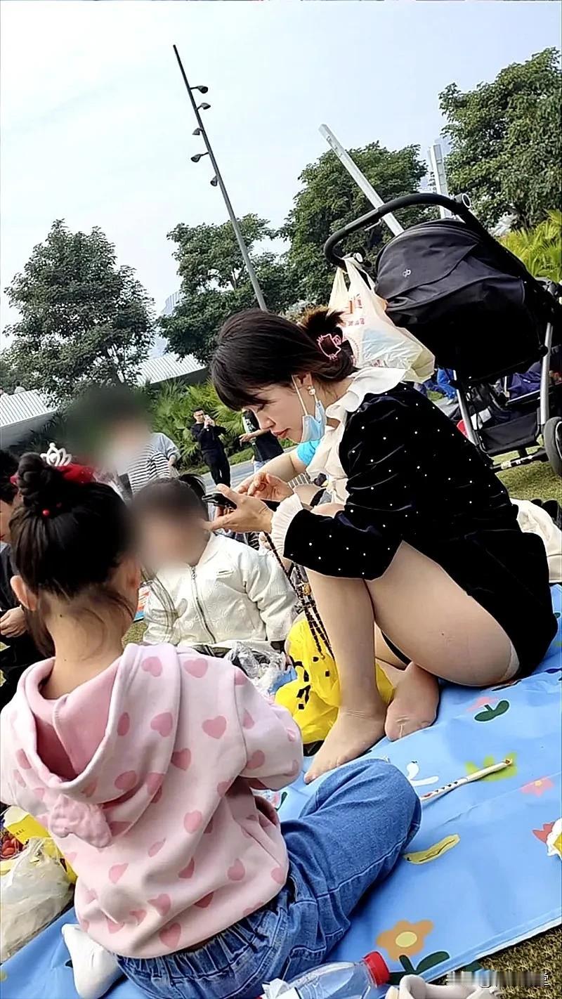 野外露营无意中拍摄到的一位妈妈[爱慕][得意]#熟女阿姨最迷人##性感黑丝高跟y