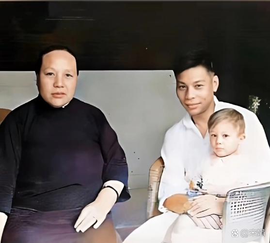 1937年，蒋经国抱着年幼的儿子蒋孝文与阔别12年的母亲毛福梅的留影...