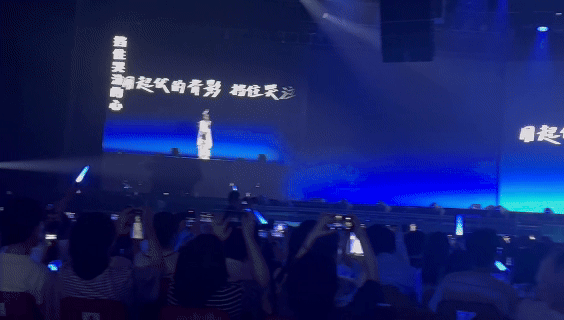 郭静下一个天亮大合唱你不可能没听过郭静谁的青春里，没有一首郭静的下一个天亮？[泪
