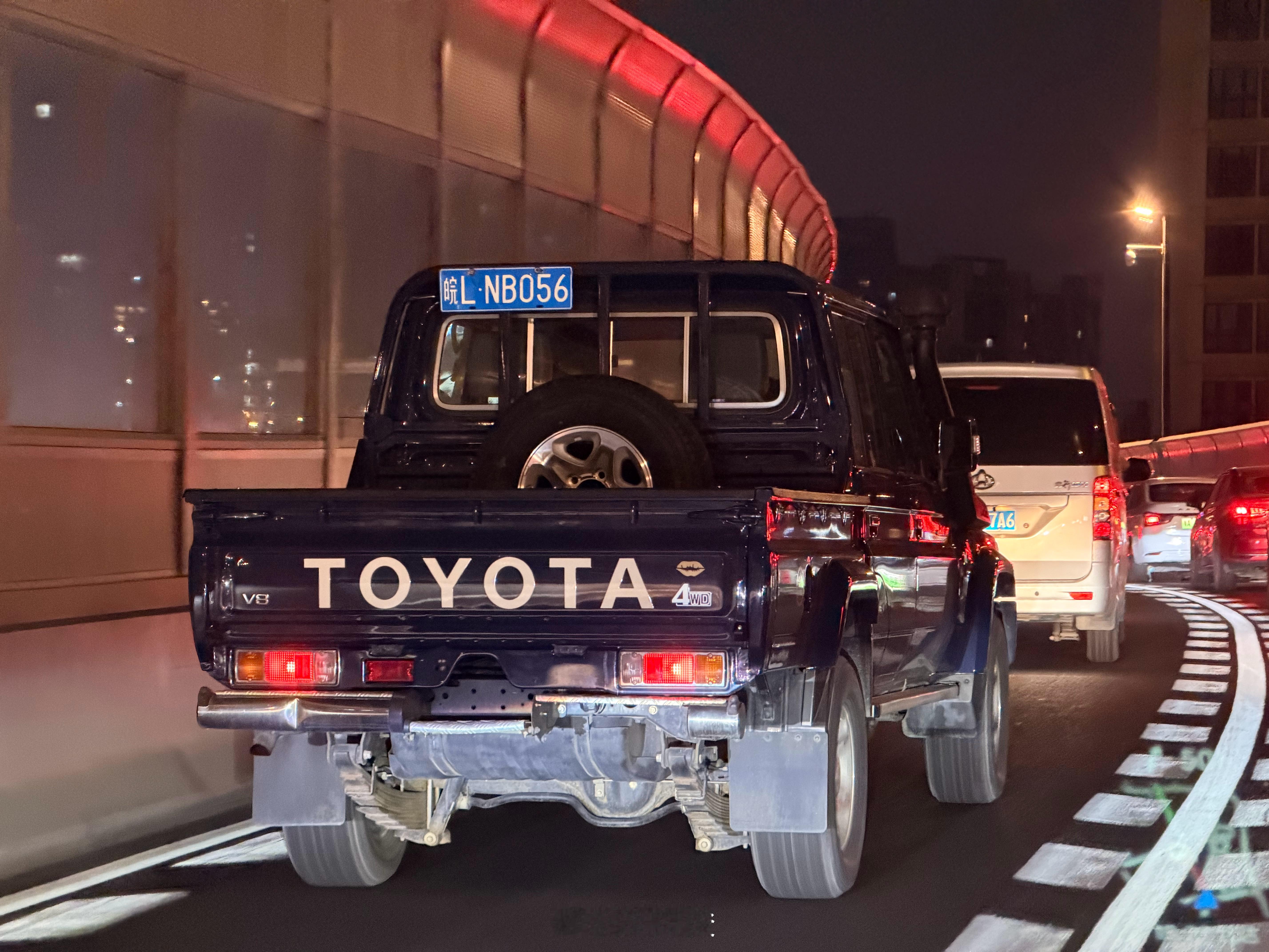 沃日，在路上跑着的LC76皮卡，柴油+V8+手动变速+四驱，简直是活化石呀，太特