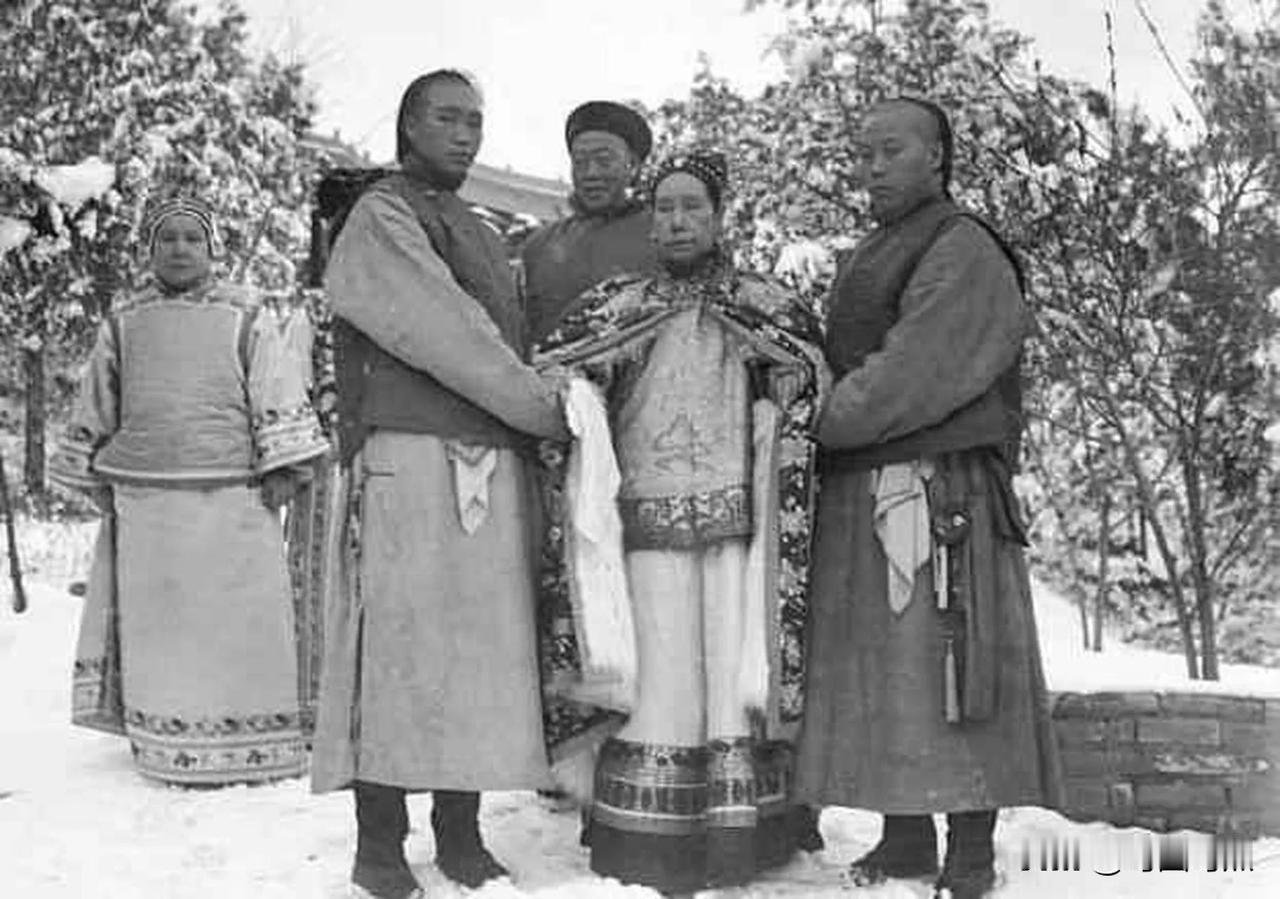 1896 年，小太监寇连材，因一时失误，得罪了慈禧，慈禧怒不可遏，直接判他极刑。