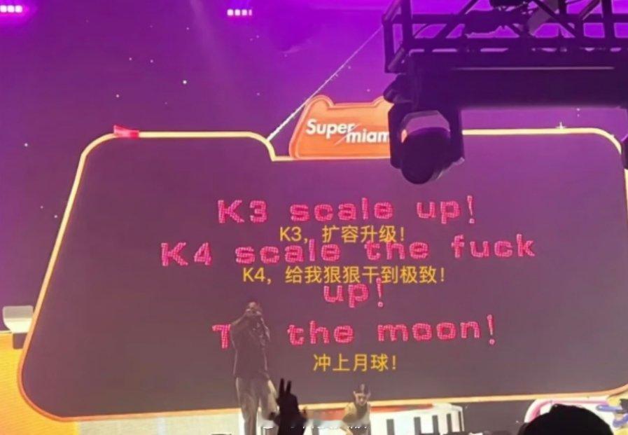 Kimi被偶遇在酒吧庆功，有小姐姐鼓起勇气想加程序员微信，结果被拒了。 