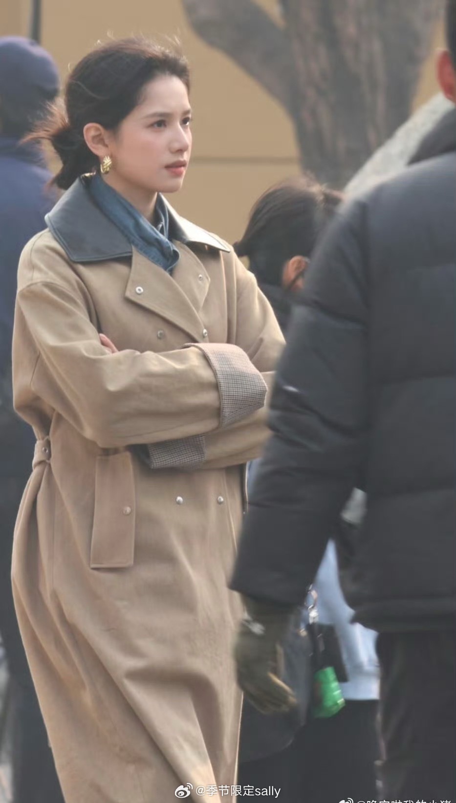 张婧仪《致我那菜市场的白月光》风衣造型路透，这个剧好像拍了三个多月了，还挺长的 