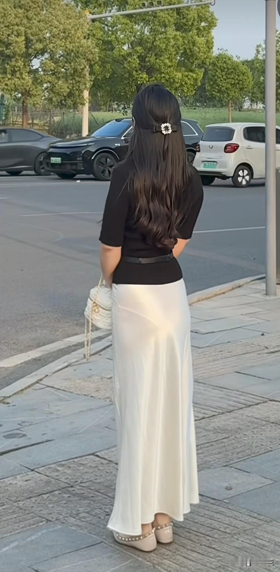 实在看不出来她到底美在何处，难道是那条若隐若现的勒痕吗？