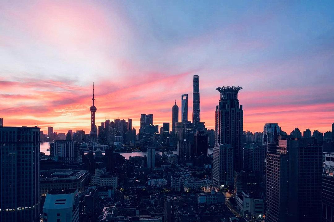 三大指数涨跌不一，创业板指、科创50指数震荡调整，黄白线分化明显，权重股走势较弱
