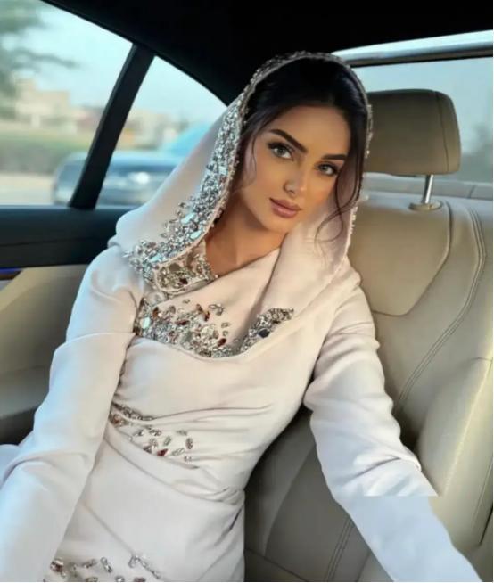 伊朗人有个挺有意思的心态，他们觉得自己是“雅利安人”——“伊朗”这名字本身就是“