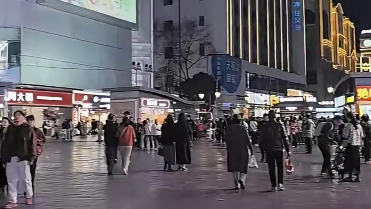 🔥大年初三夜昆明南屏街，这才是过年该有的样子！
   大年初三夜晚，昆明南屏街