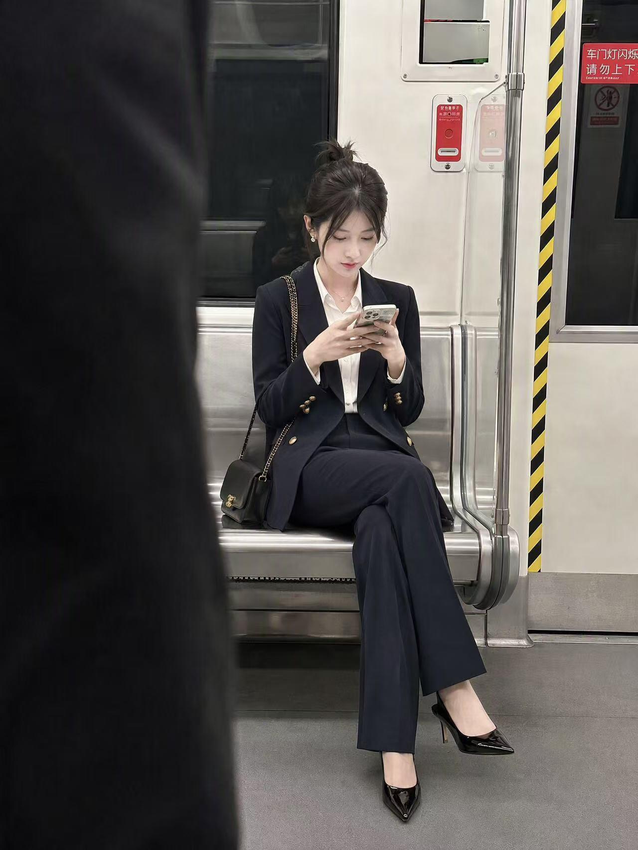 网友在上班坐地铁时偶遇了一位穿西装的美女，你们觉得她是做什么工作的？