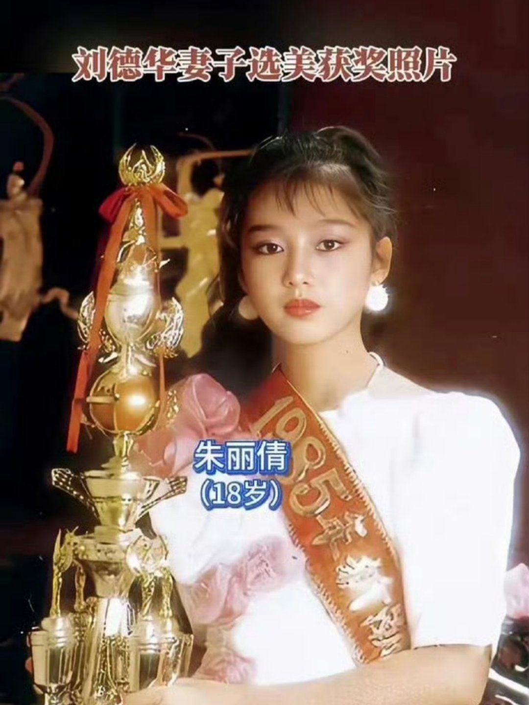 刘德华妻子60岁状态 刘德华老婆朱丽倩在香港超市购物被网友发现。天王嫂身穿白色上