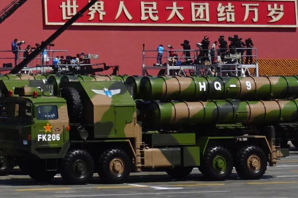 相信被炸懵了的卡塔尔王室，此刻脑海里一定过电影一样回想起中国九三大阅兵上驶过的防