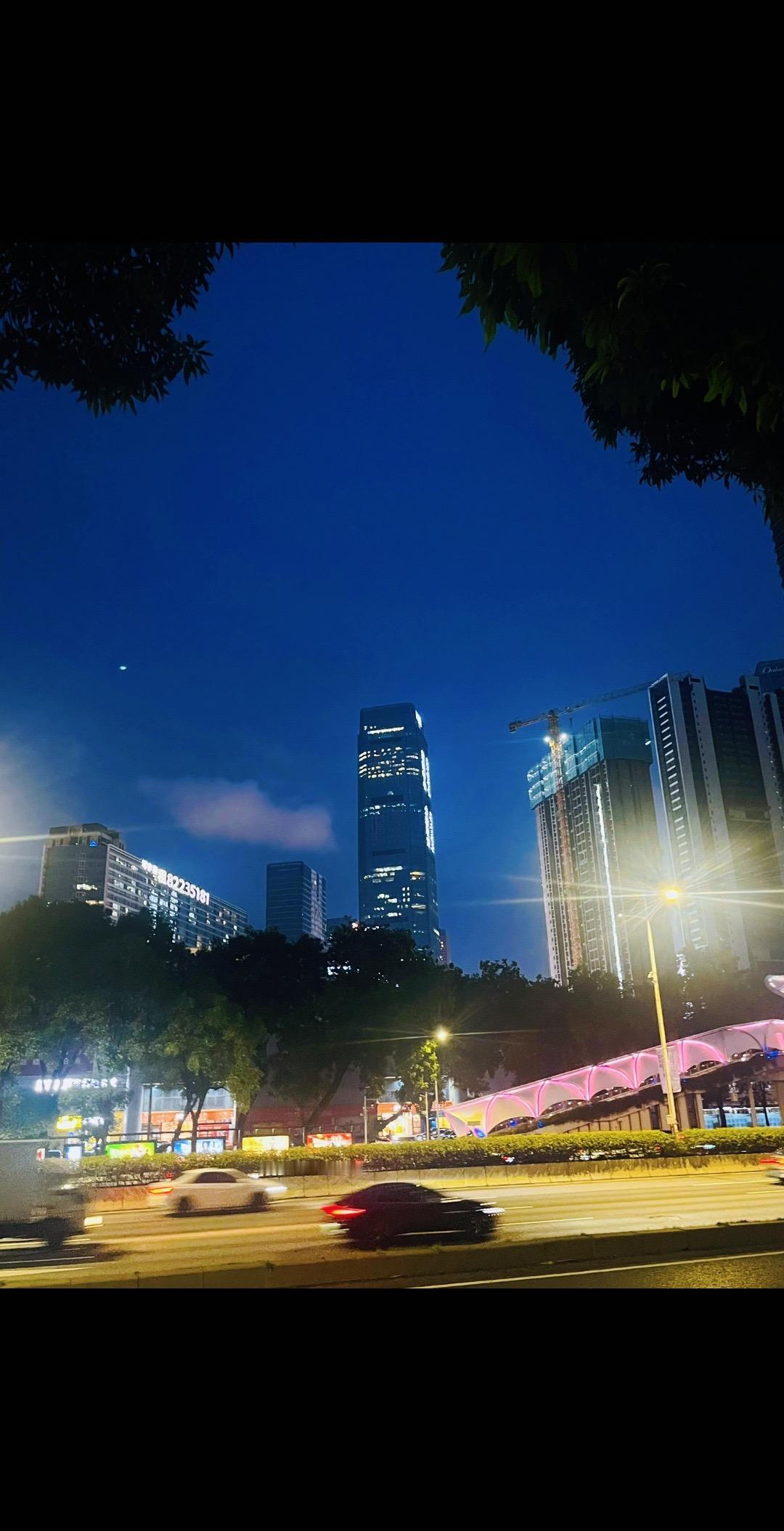 521深圳暴雨后
入夜的天空格外蓝🌌
被城市暮色治愈了 城市暮色 城市的傍晚总