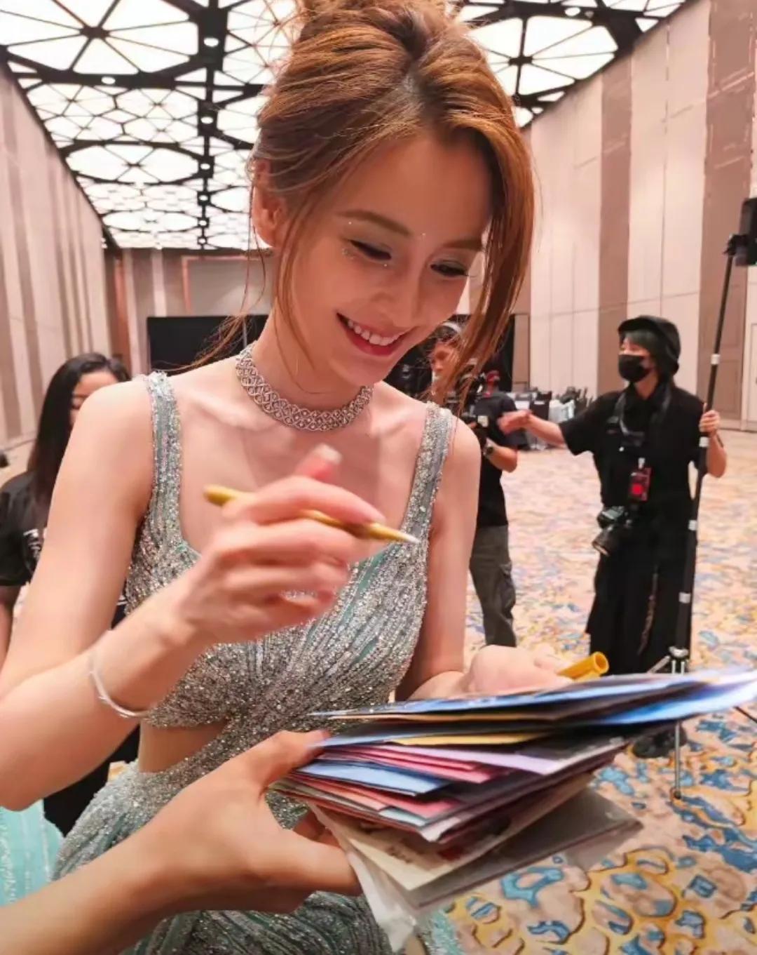 我的妈呀，不说别的，她这颜值在内娱真的无人能及，就算“神仙姐姐”刘亦菲，倪妮都无