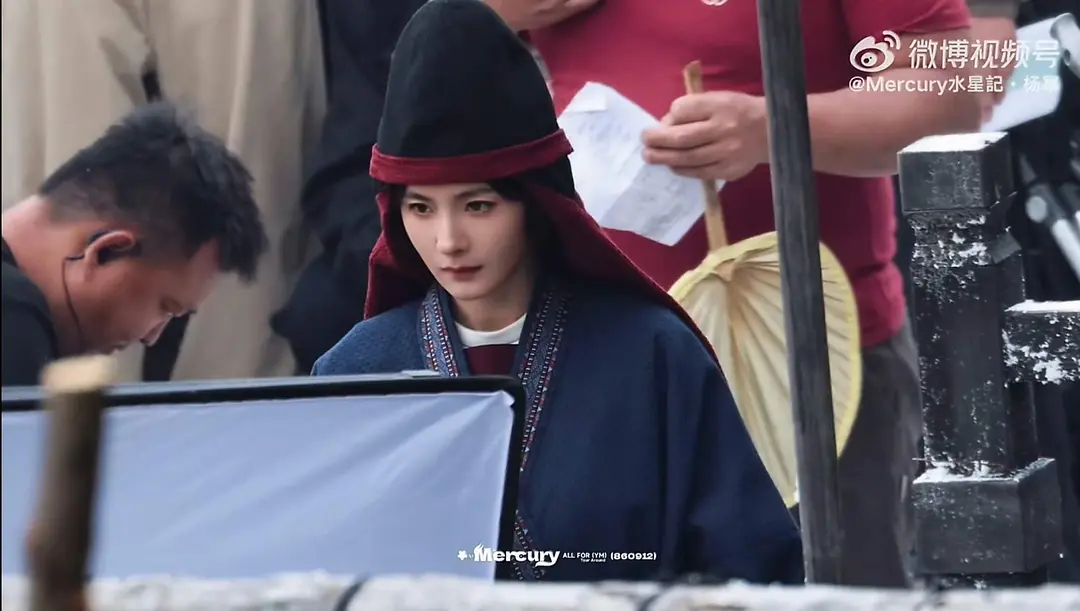 杨幂江山大同正脸路透视频，是奴隶时期带风帽的冯湮儿服化道好还原历史，大大的帽子小