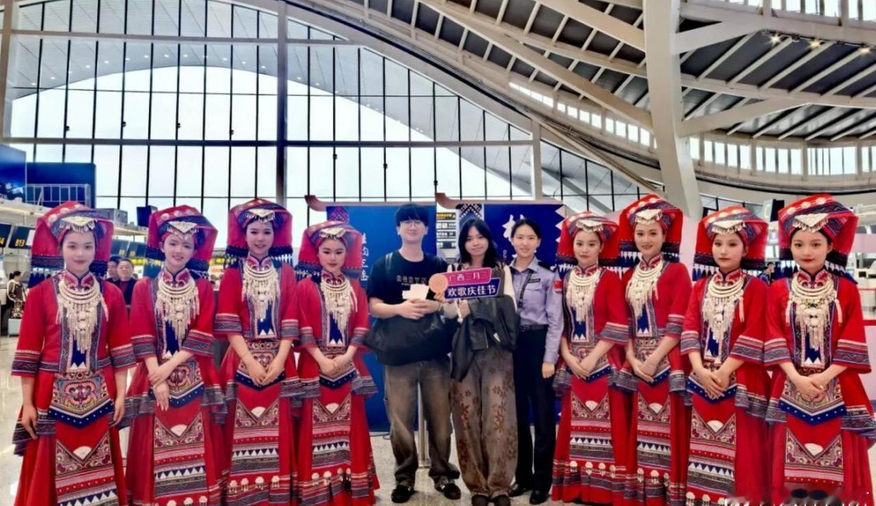 【边检民警国门对山歌，入境旅客秒变“自己人”】唱山歌嘞，这边唱来那边和……”这几