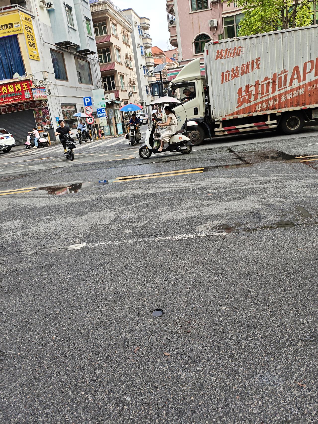 随手拍张照一早在街头拍到的，早上的情景每天都是这样的，骑着电瓶车上班的打工人，货