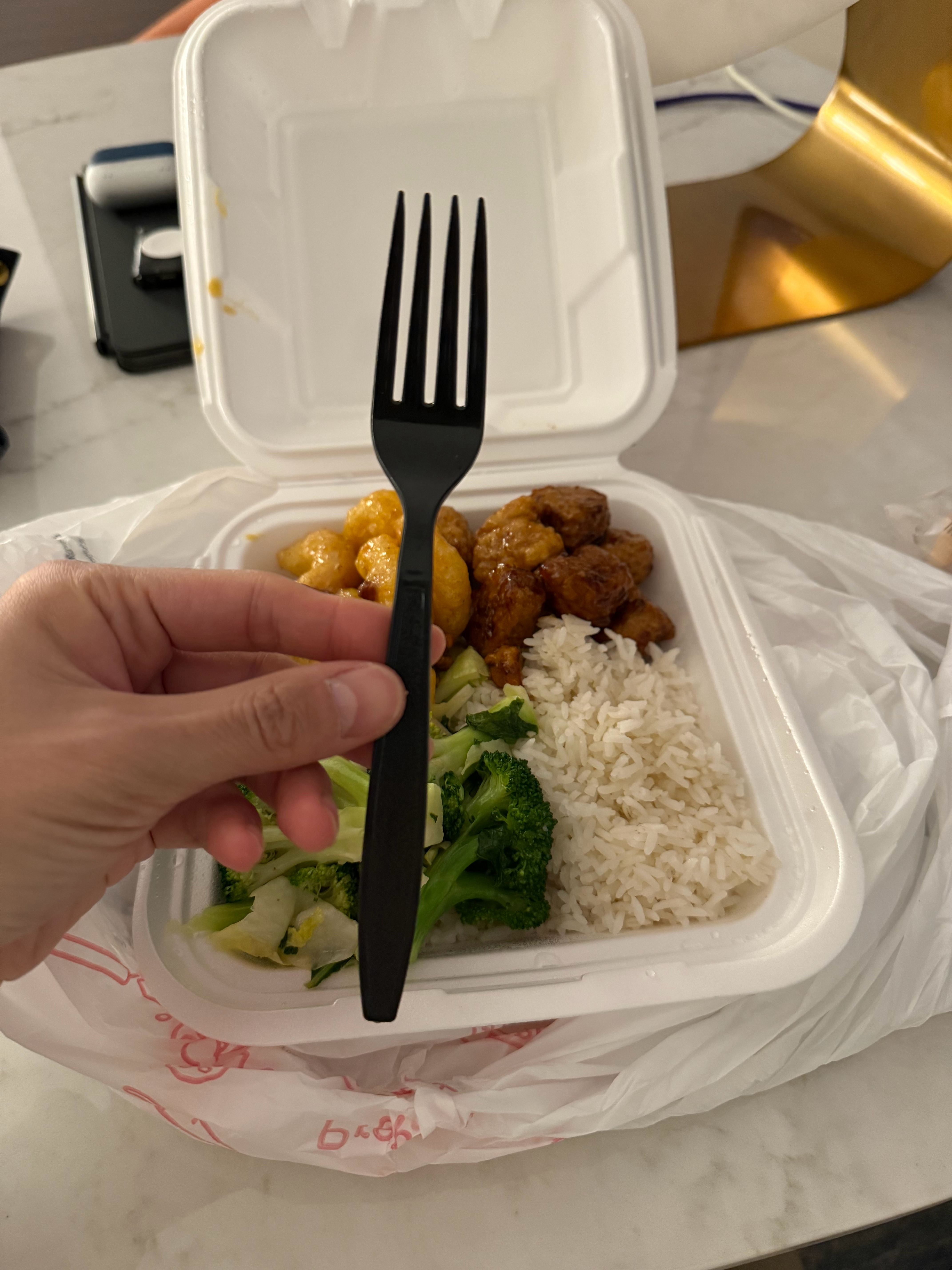 刚点了个熊猫快餐，拿到餐回到房间拆开才想起来这次来美国忘带筷子了[裂开]心都凉了