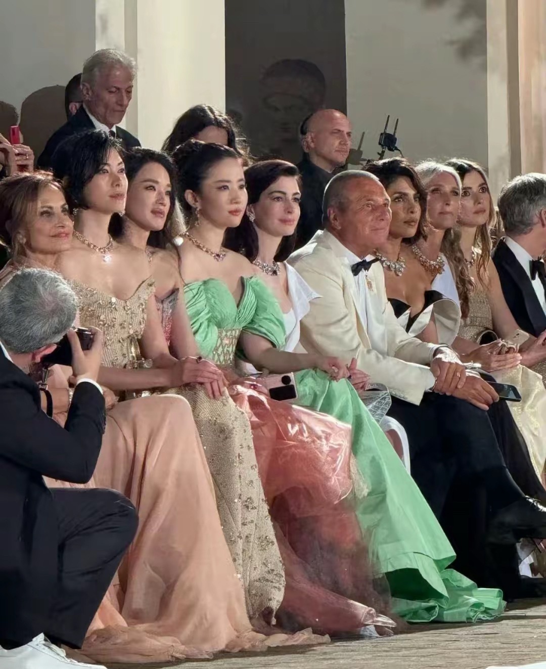 看到刘亦菲一起一直以为白种人有合照优势 